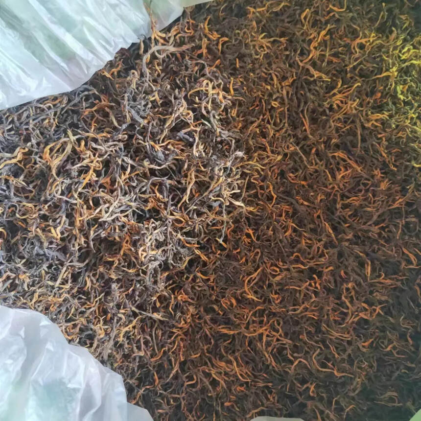 滇红凤庆野生红红茶，采用云南大叶种鲜嫩茶叶精制而成，