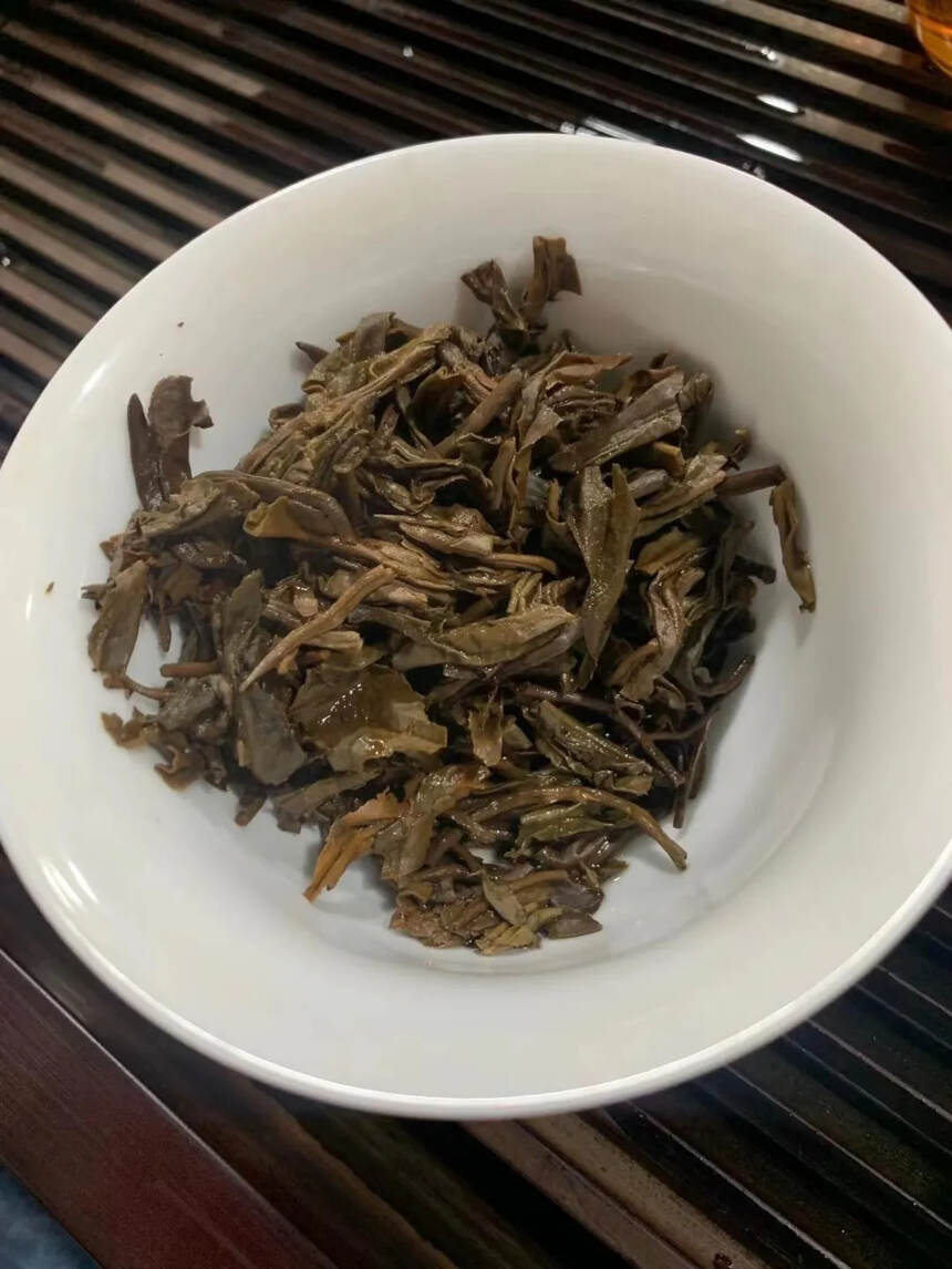 【名称】：老曼峨金瓜贡茶【工艺】：生茶【年份】：20