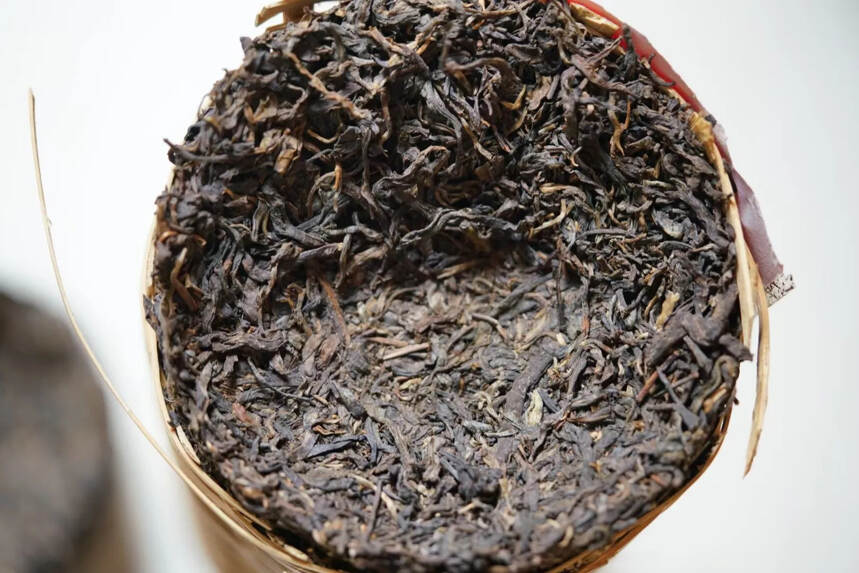 2000年布朗山古树竹篓茶柱6000克，滋味浓厚茶气