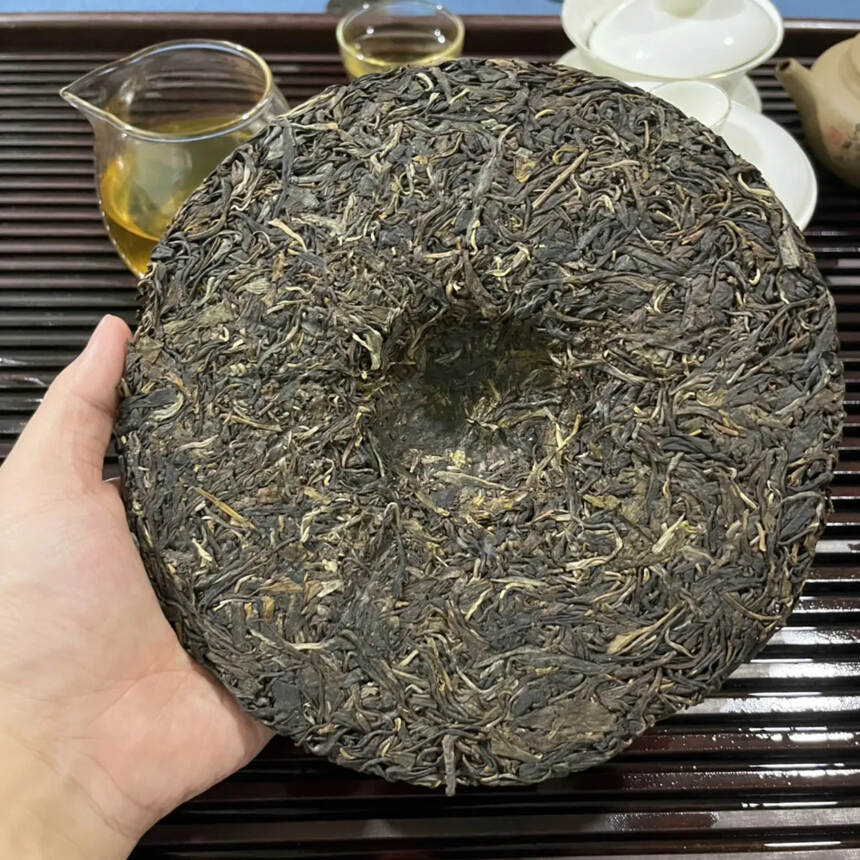 2021年景迈芒景生茶饼，本款选料坐落于有“茶树自然