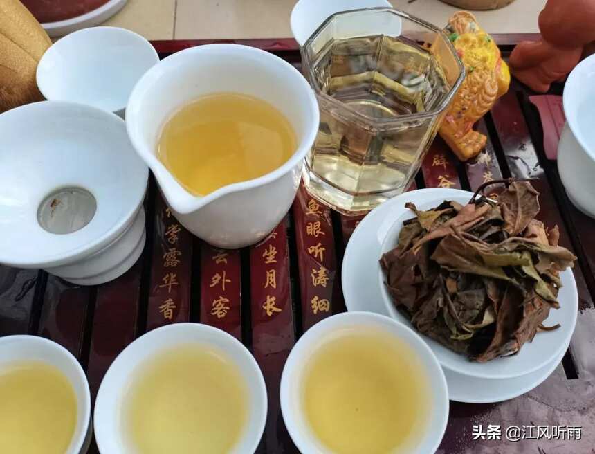 云南白茶用普洱大叶种茶为原料，树种不一样，是白茶中的另类