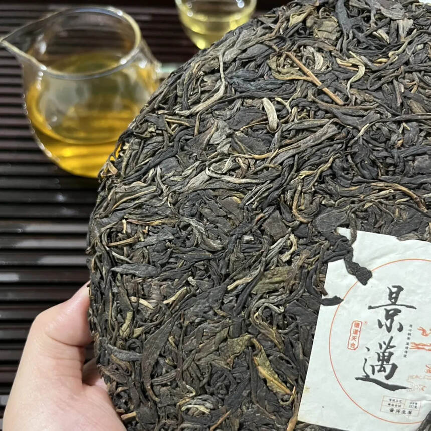 2021年景迈芒景生茶饼，本款选料坐落于有“茶树自然