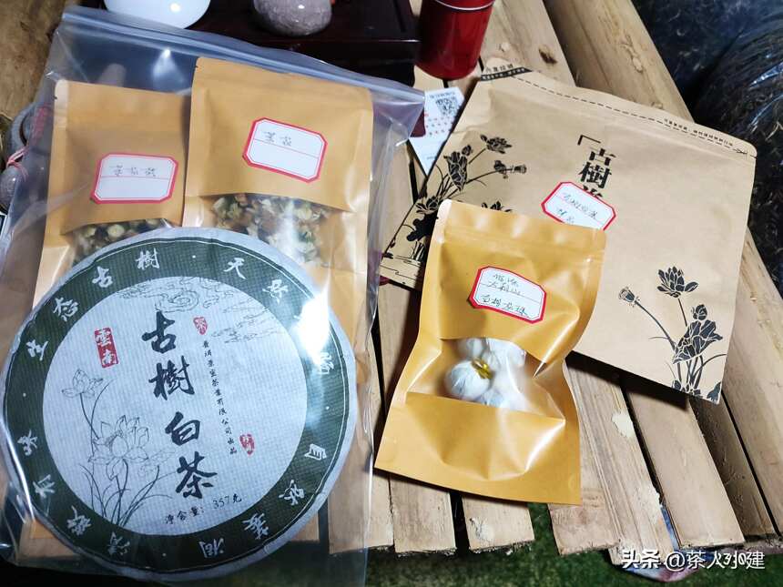 回家做茶的第二年，有喜有忧，深夜里给客户打包茶叶陷入深思