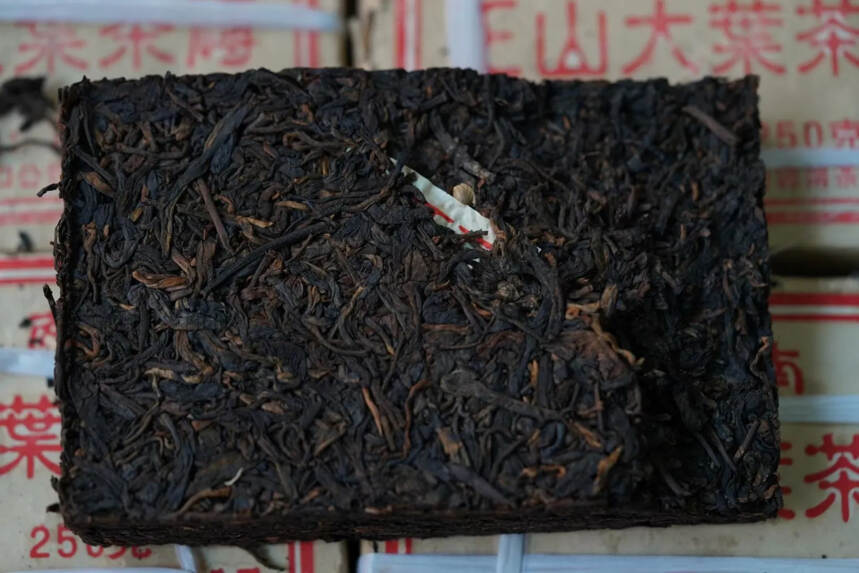 90年代正山大叶青砖（春芽）采用易武茶区春茶拼配，茶