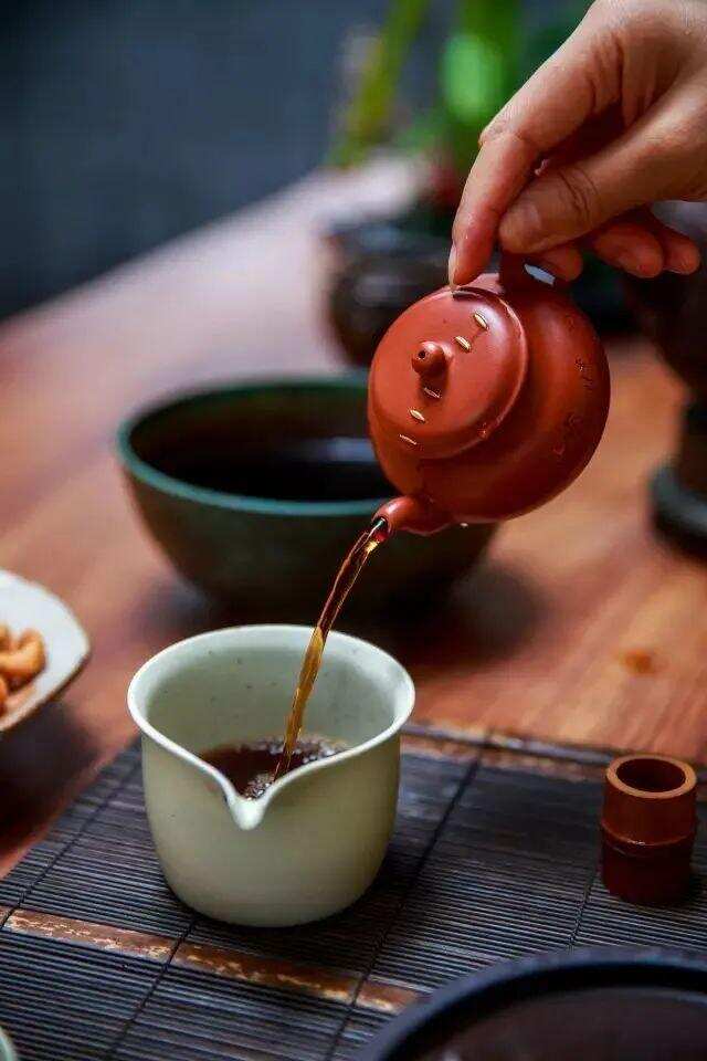 冬天到了小心壶裂，喝茶一定要温壶