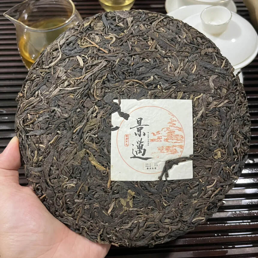 2021年景迈芒景生茶饼，本款选料坐落于有“茶树自然