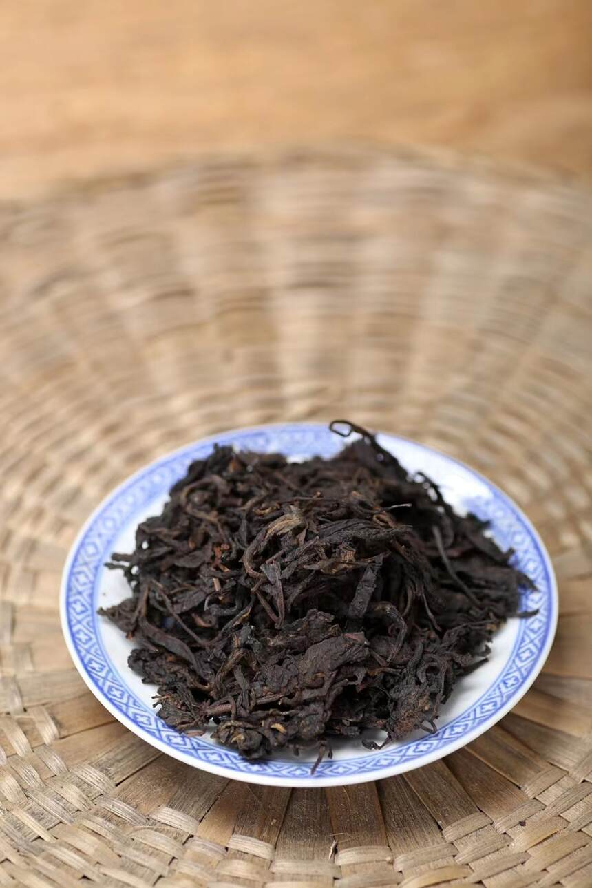 1998年由香港彭裕泰百年老茶莊珍藏的易武野生老树茶