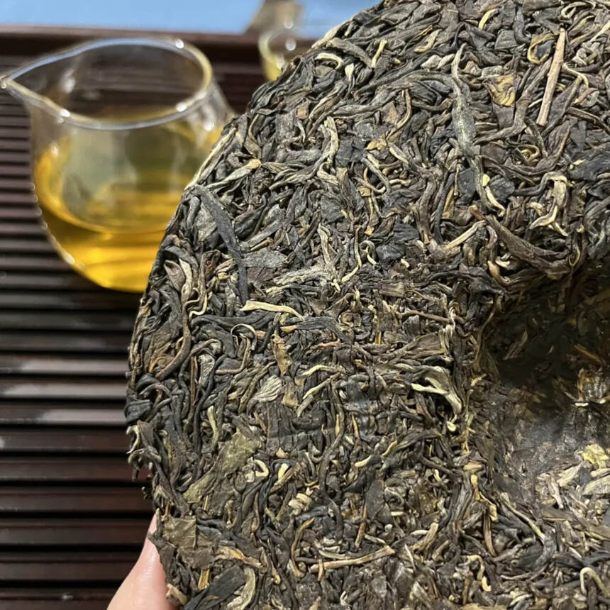 2021年景迈芒景生茶饼，本款选料坐落于有“茶树自然