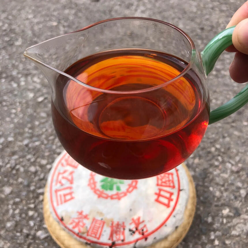 99年第一批红丝带老树圆茶，老生干仓茶，汤色红透陈香