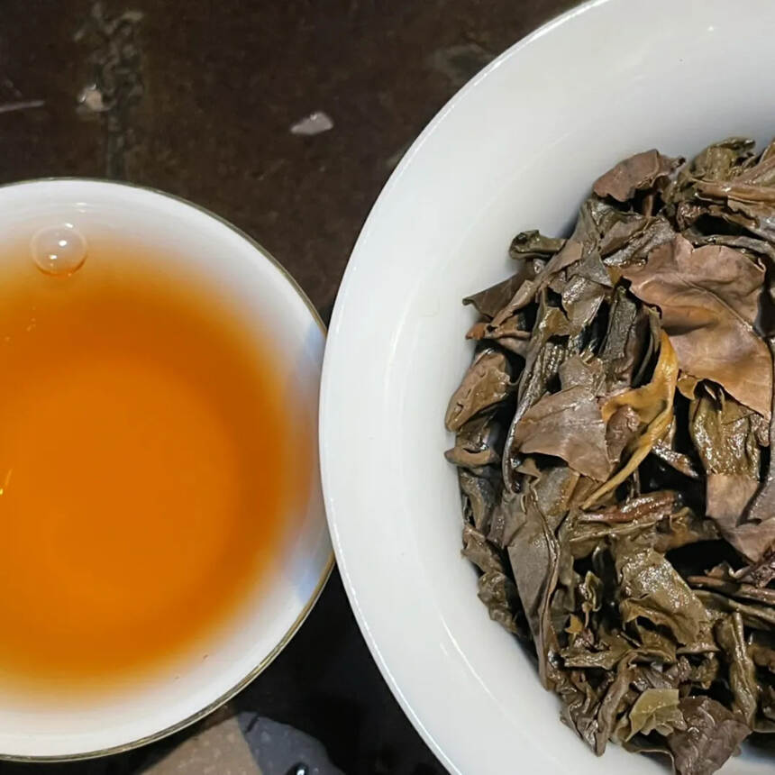 99年老曼峨老散生茶，茶农私藏。条形肥壮厚实、汤色剔