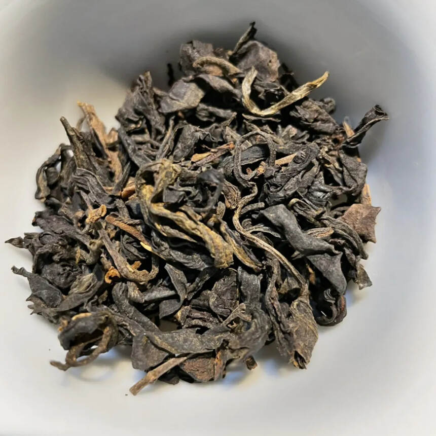 99年老曼峨老散生茶，茶农私藏。条形肥壮厚实、汤色剔