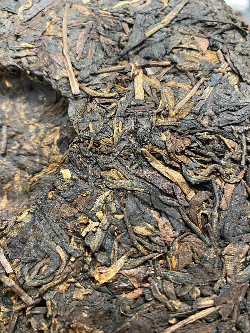 80年代鼎兴茶庄老生茶357克，陈香甘甜，汤浓且醇。