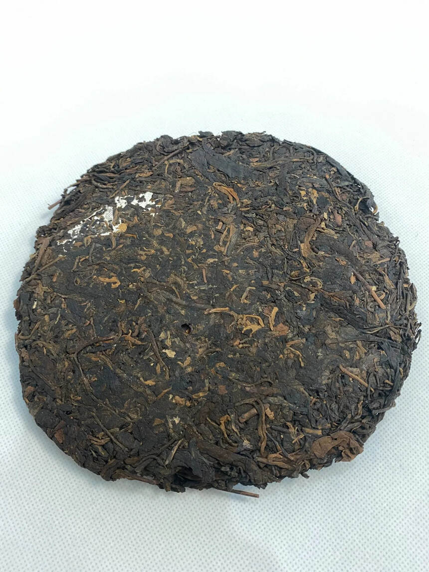 80年代鼎兴茶庄老生茶357克，陈香甘甜，汤浓且醇。