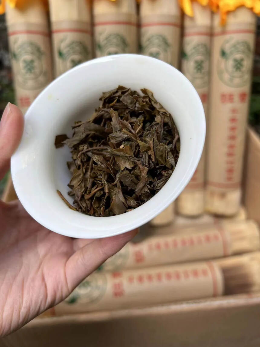 2004 年班章千年有机古树茶竹筒1000克，孔雀之