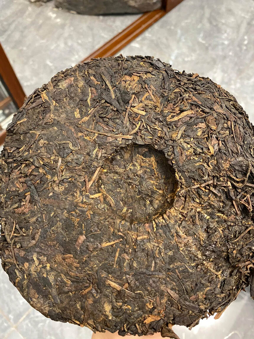 80年代鼎兴茶庄老生茶357克，陈香甘甜，汤浓且醇。