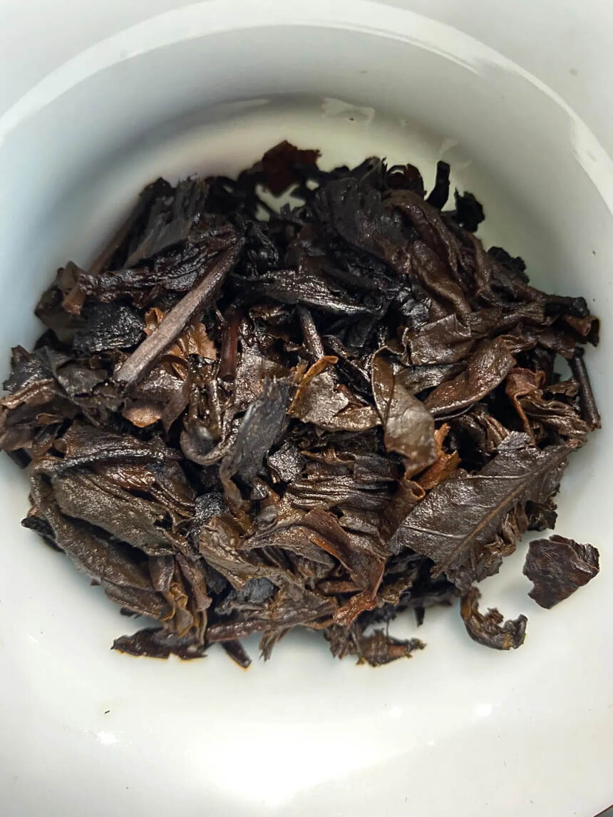 80年代鼎兴茶庄老生茶357克，陈香甘甜，汤浓且醇。