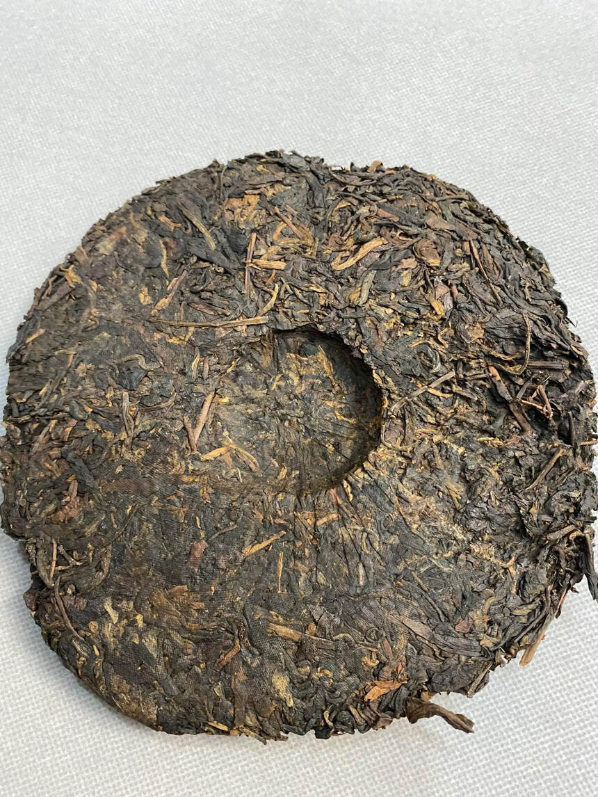 80年代鼎兴茶庄老生茶357克，陈香甘甜，汤浓且醇。