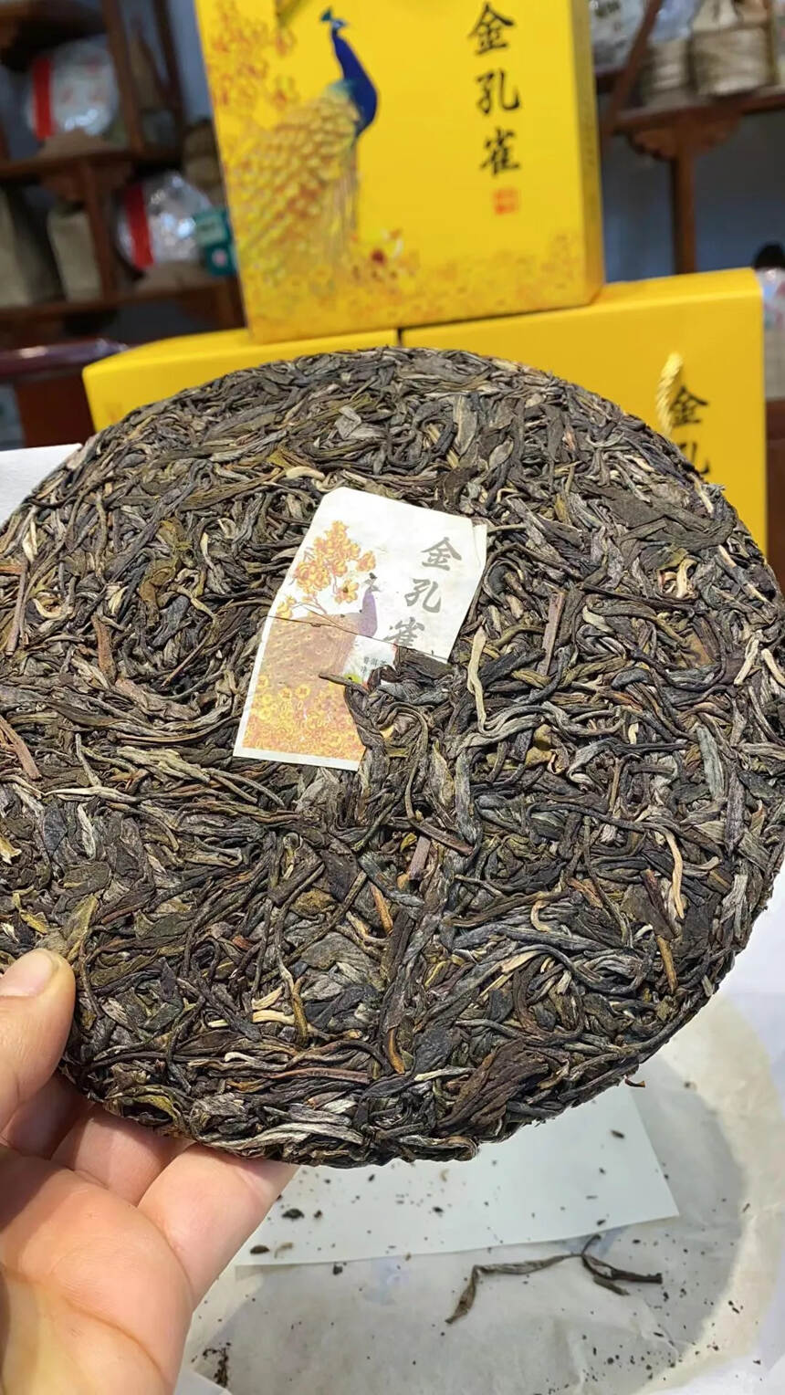 2020年金孔雀生茶 一饼一个礼盒选用布朗山乔木茶压