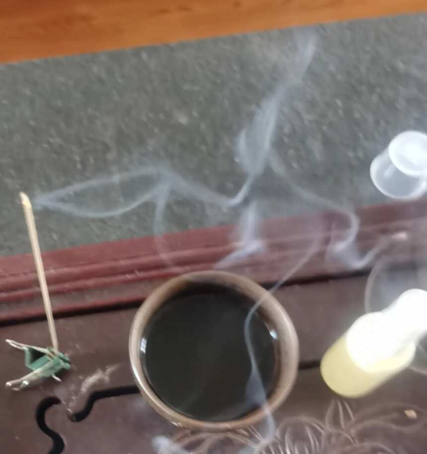 点茶：清茗半盏浮雪乳，焚香：古香一剂炷烟霏。