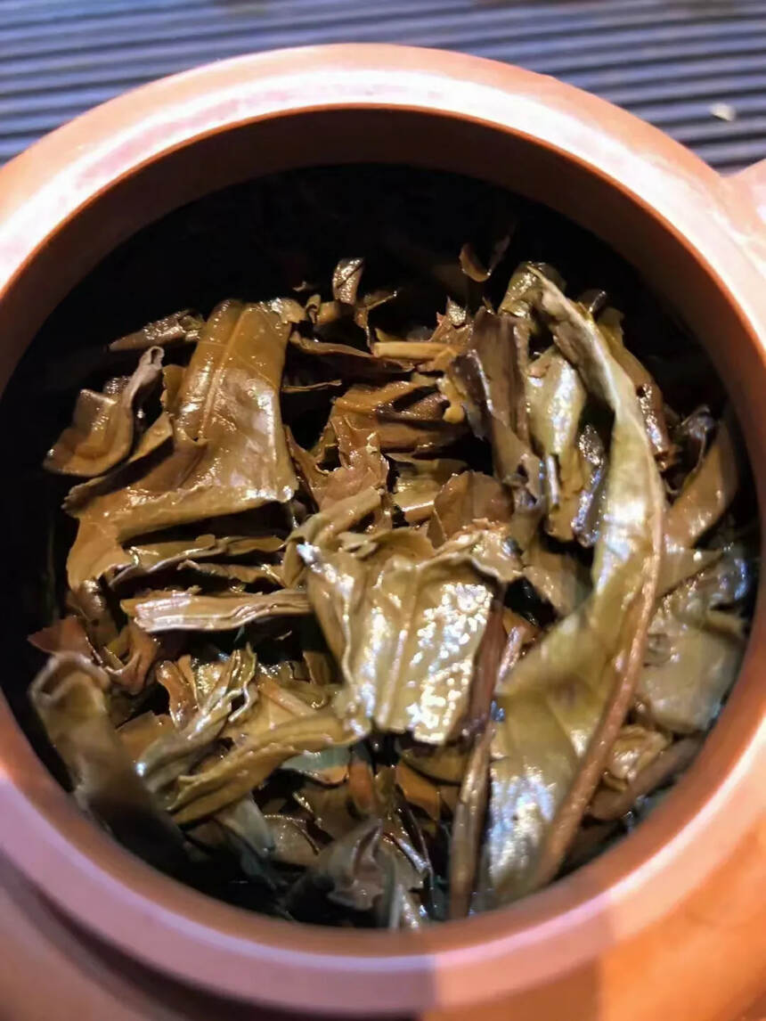 2003年班章红丝带蓝印青饼，淡淡烟蜜香，茶气足，口