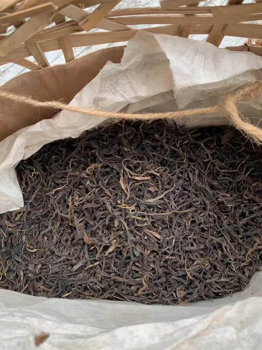 2005年班章竹篓茶，（净重1.8kg左右）干茶香气