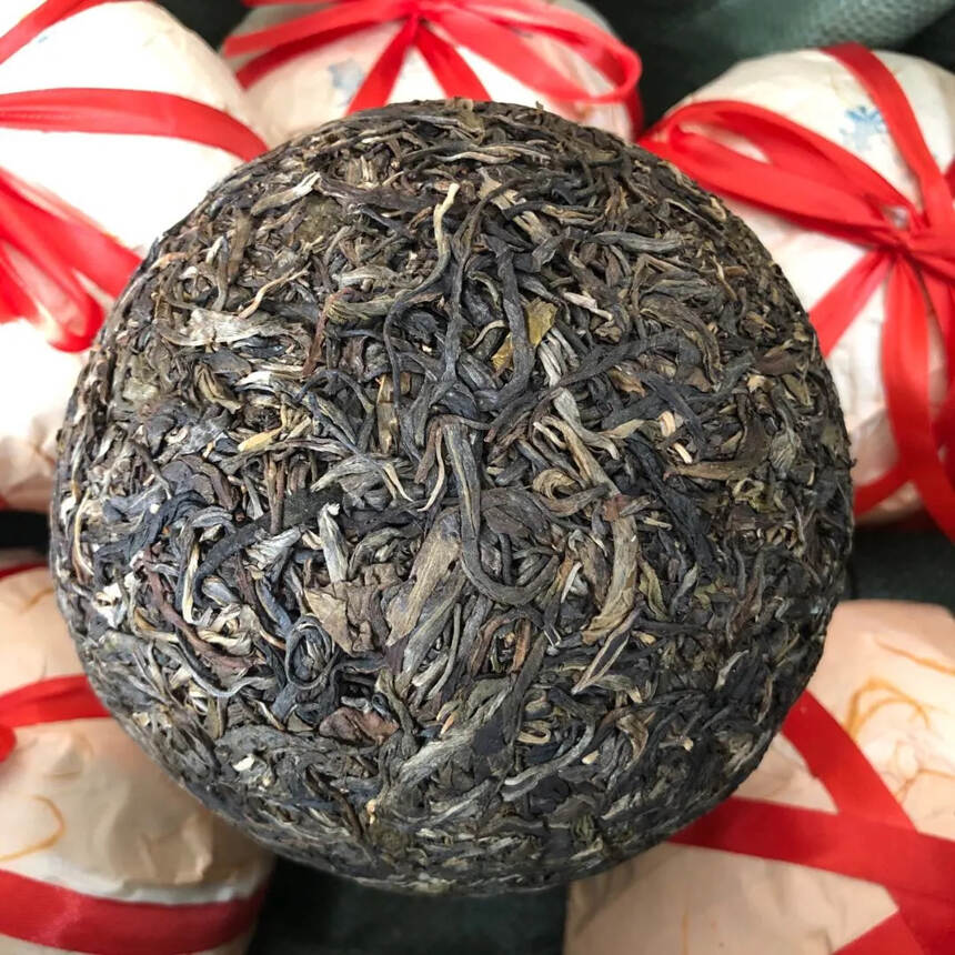 2012年曼松古树茶1000克金瓜生茶，蜜香中透着霸