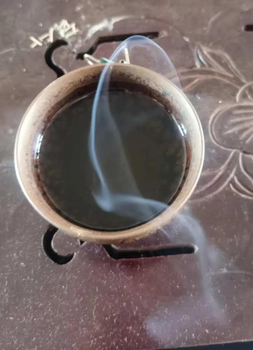 点茶：清茗半盏浮雪乳，焚香：古香一剂炷烟霏。