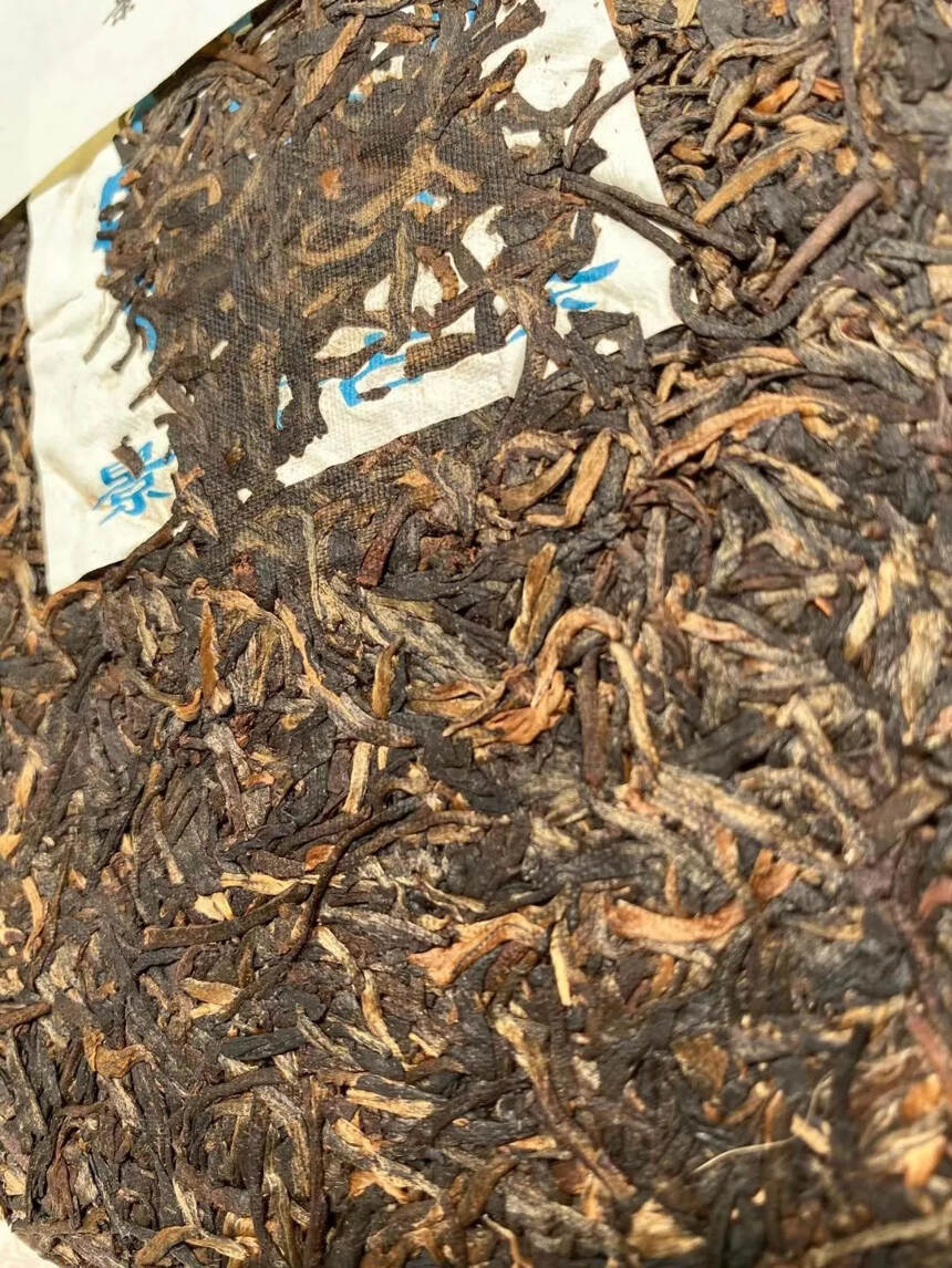 03年螃蟹脚景迈古树生茶!一级青纯料压制，撒上螃蟹脚