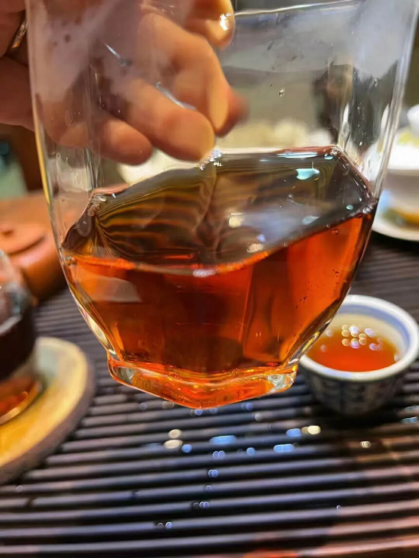 90年代班章茶王青饼老生茶，纸张布满茶油，条索粗壮油